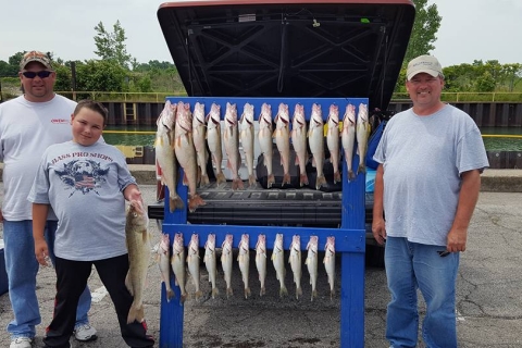 blue-dolphin-walleye-charter-customer-1